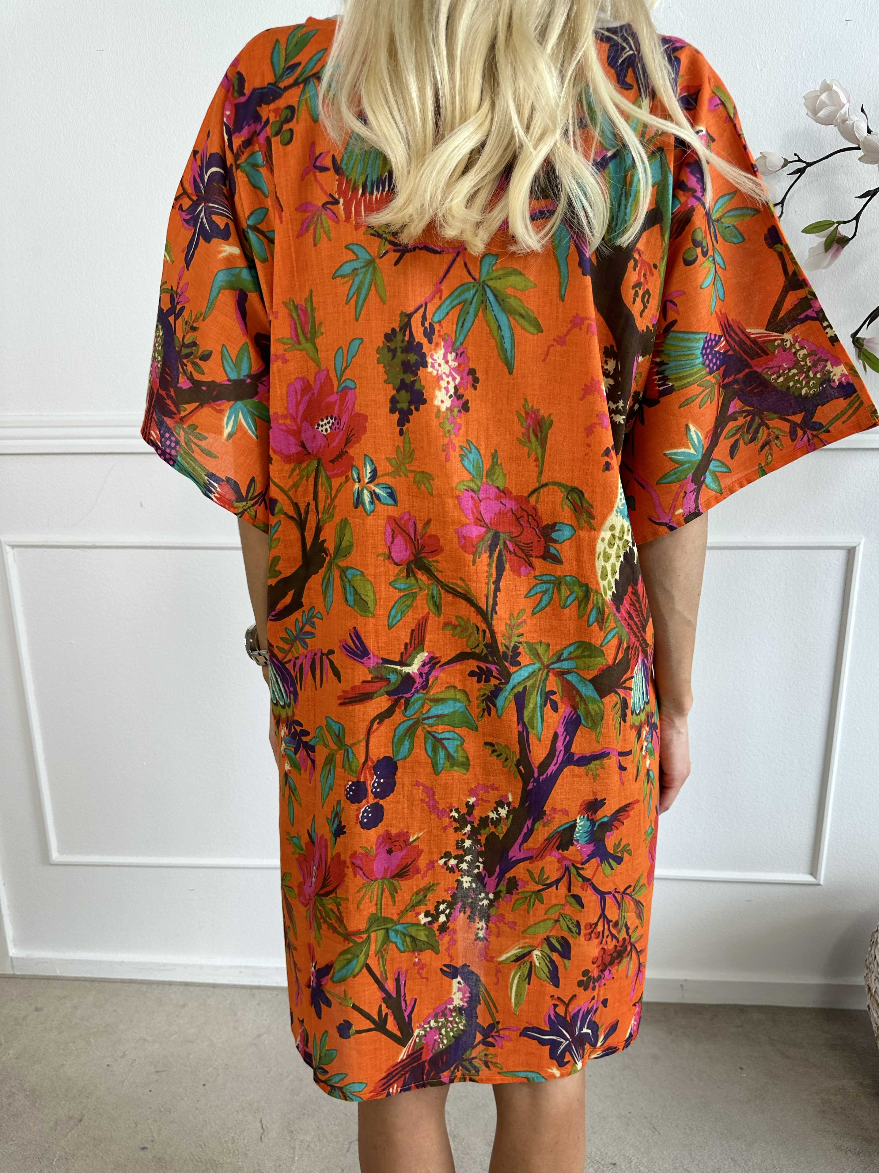 Xenia - Sød blomstret tunika med bindebånd i taljen